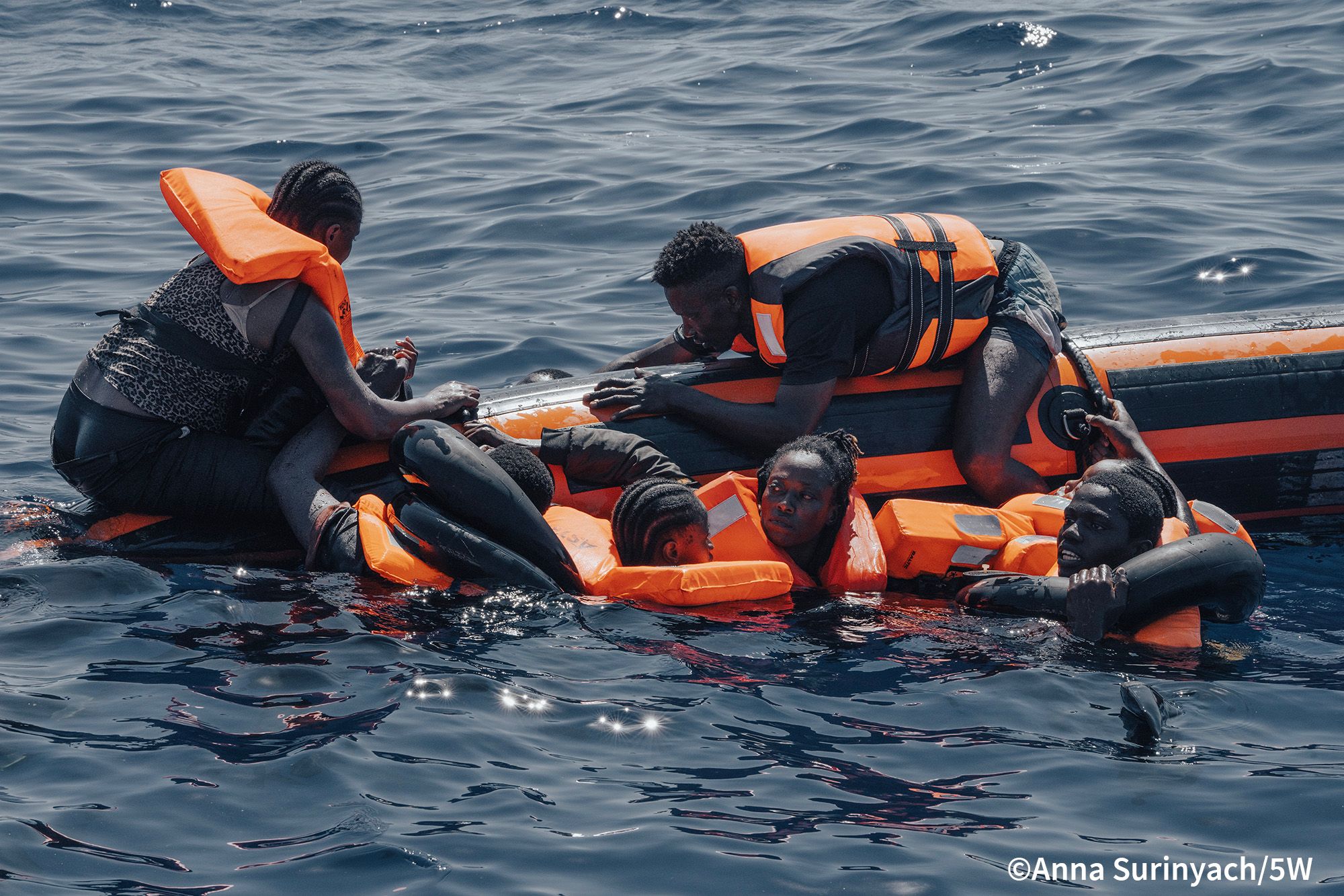 Open Arms assists nearly a thousand people in the midst of a humanitarian emergency in the central Mediterranean